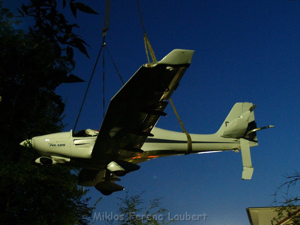 BF Koeln Kleinflugzeug in Koeln Flittard abgestuerzt  P48.JPG